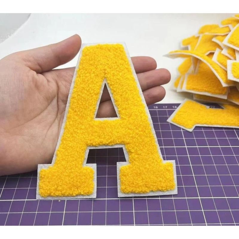 Toppa termoadesiva in ciniglia con lettere gialle da 4,9 pollici, toppa con lettera grande, toppa con lettere ricamate, toppe con nome fai da te, topp