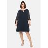 Chiffonkleid SHEEGO "Große Größen", Damen, Gr. 52, Normalgrößen, blau (nachtblau), Obermaterial: 100% Polyester;Futter: 95% Viskose, 5% Elasthan, unifarben, elegant, figurumspielend kurz, Rundhals, 3/4-Ärmel Ärmel mit Ärmelschlitz, Kleider...
