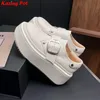 Krazing Topf Kuh Leder Elegante Dicken Boden Casual Schuhe Frühling Herbst Concise Weiße Turnschuhe Nieten Ins Frauen Vulkanisierte Schuhe