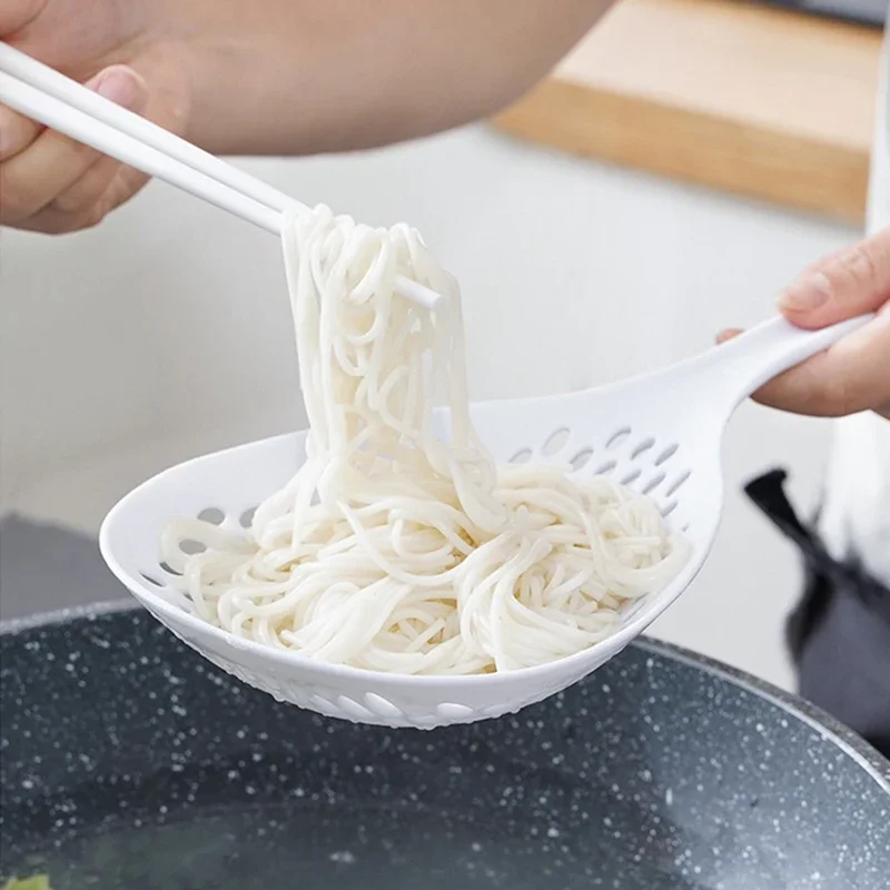 3 stücke Sieb Schaufel Abfluss Schaufel Sieb geschlitzt Pasta Löffel Kunststoff Skimmer Löffel mit Griff Essen für die Küche Kochen Image
