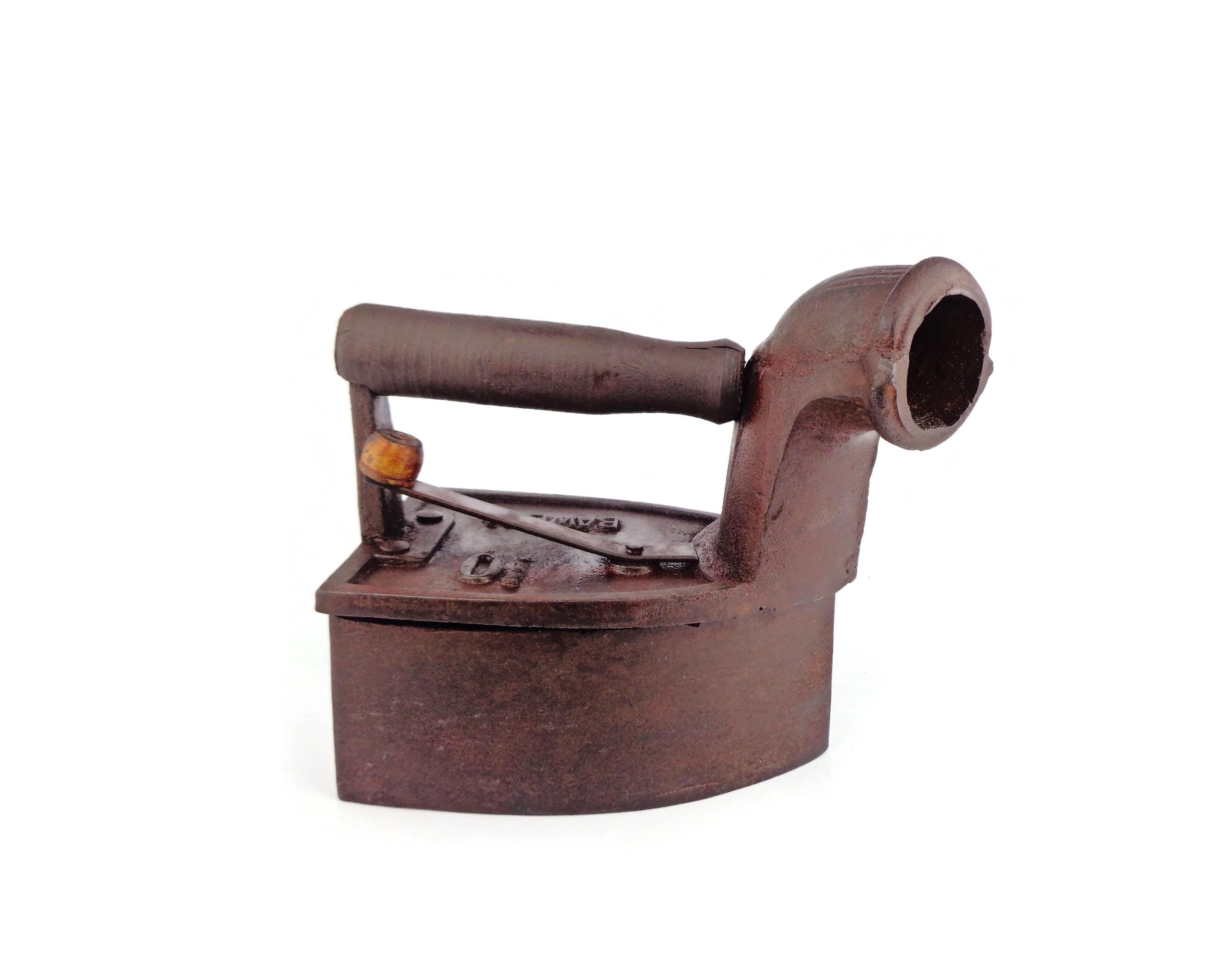 Ferro da stiro antico, ferro da stiro francese a carbone con manico in legno, ferro triste in ghisa, ferro triste a carbone con camino, ghisa Baweja