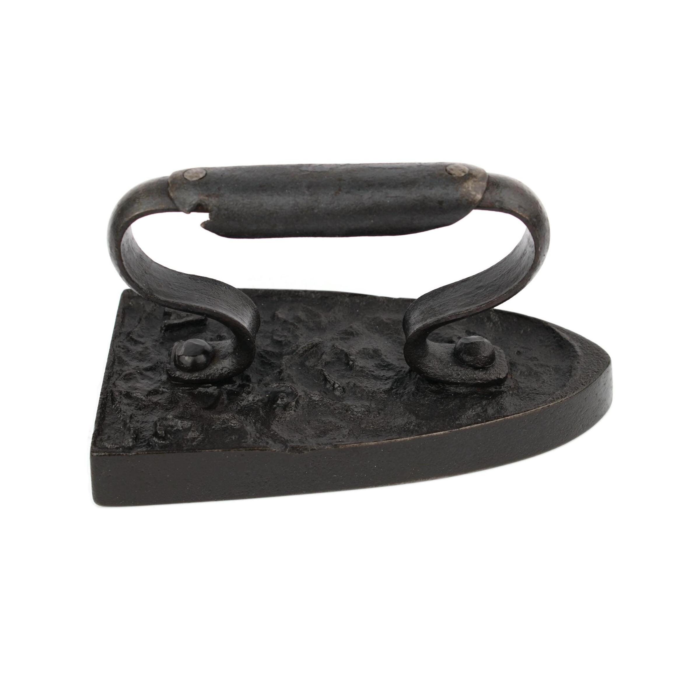 Ferro da stiro antico francese, ferro da stiro in ghisa, ferro da stiro antico francese, utensile per stirare i vestiti del XX secolo, marcato AC