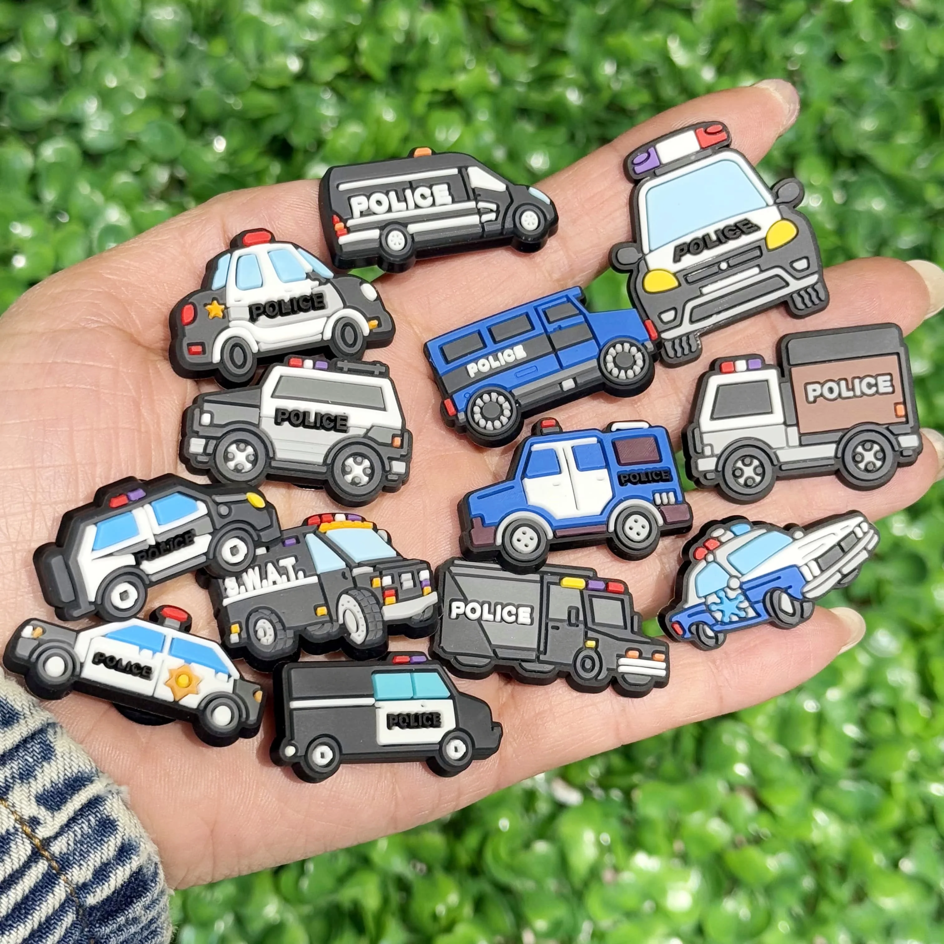 1–13 Stück Mix coole Autos PVC Jungen Mädchen Schuhe Charms Polizei Schnalle Clog Dekorationen passen Urlaubsgeschenk
