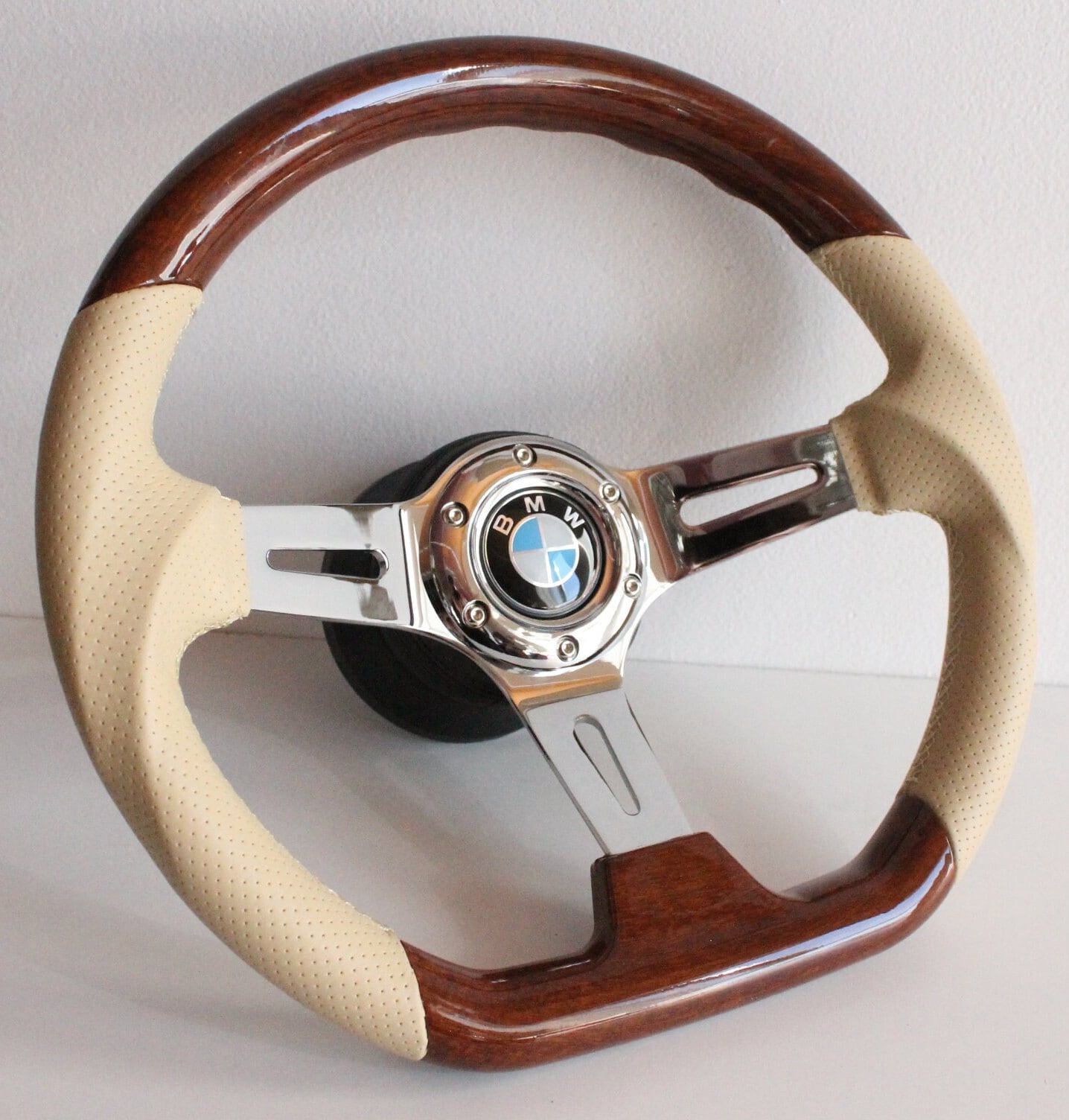 Volante adatto per BMW personalizzato ricostruito in legno Pelle beige 350 mm Sport ricostruito a mano Fondo piatto per E31 E32 E34 E36 1992-1995