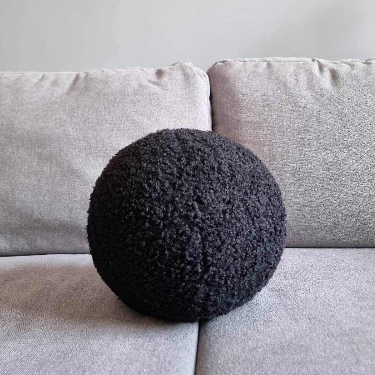Cuscino decorativo Boucle nero, cuscino rotondo, regalo di inaugurazione della casa prima casa, regalo per la nuova casa, cuscino a sfera, cuscini del
