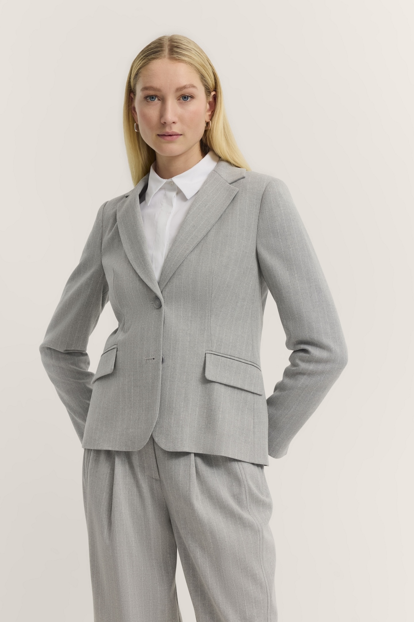 Kurzblazer BUGATTI, Damen, Gr. 46, grau (240, grau), 63% Polyester, 34% Viskose, 3% Elasthan, unifarben, Casual, normal, normaler Saum, Blazer, mit Streifen