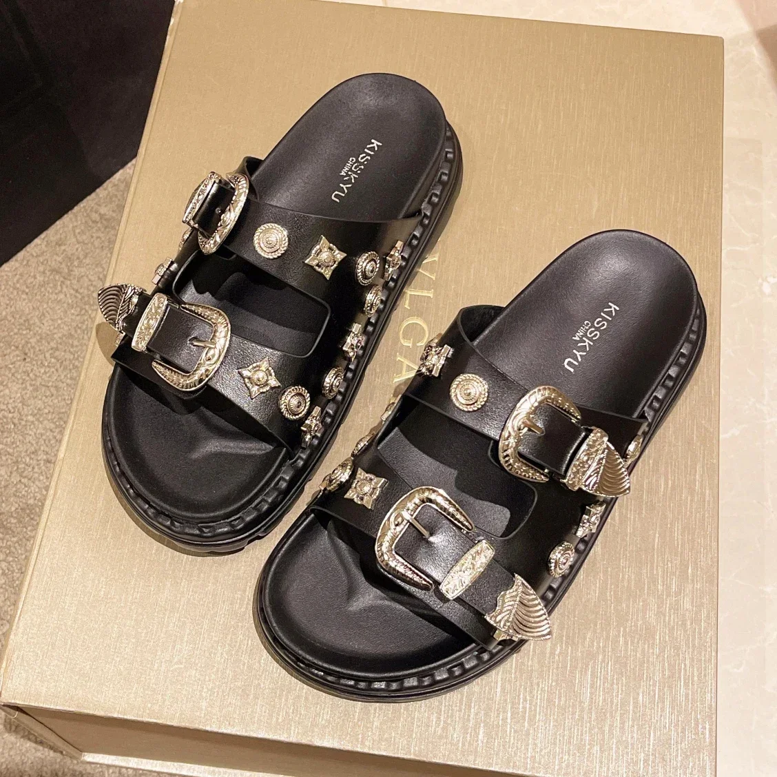 Sommer Frauen Hausschuhe Punk Rock Nieten Plattform Leder Maultiere Kreative Metall Beschläge Hausschuhe Weibliche Casual Sandalen Schuh Rutschen