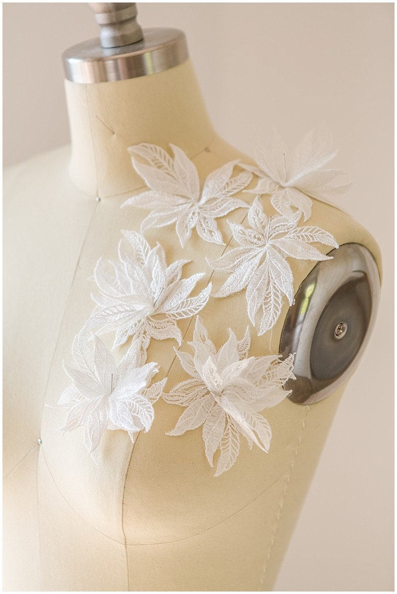 A17-082 // 20 pezzi. Toppa con fiore in pizzo, fiore 3D da cucire, applicazione in pizzo con fiore 3D, fiore in pizzo 3D, applicazione in pizzo per ab