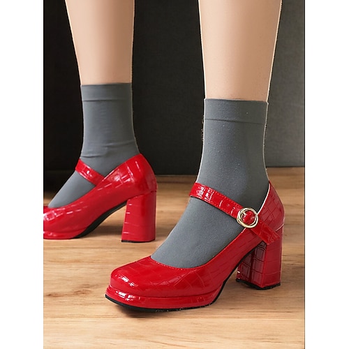 Rote Mary-Jane-Pumps aus Lackleder im Stil der 1950er-Jahre – klobige Retro-Schuhe mit Blockabsatz und Krokodilprägung für Vintage-inspirierte Mode und Partys Image