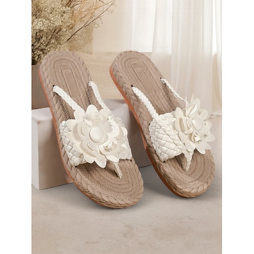 Damensandalen im Bohemian-Stil in Weiß mit floralen Akzenten – stilvolle und bequeme Sommer-Sandalen zum Hineinschlüpfen für den Strandurlaub und die Freizeit Image