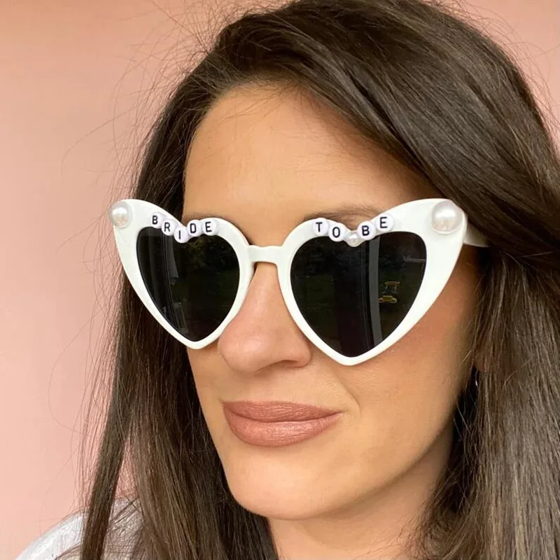 Gerade verheiratet herzförmige Sonnenbrille Hochzeit Brautjungfer Braut Foto Requisiten Team Braut Braut dusche Junggesellen abschied zu sein Image