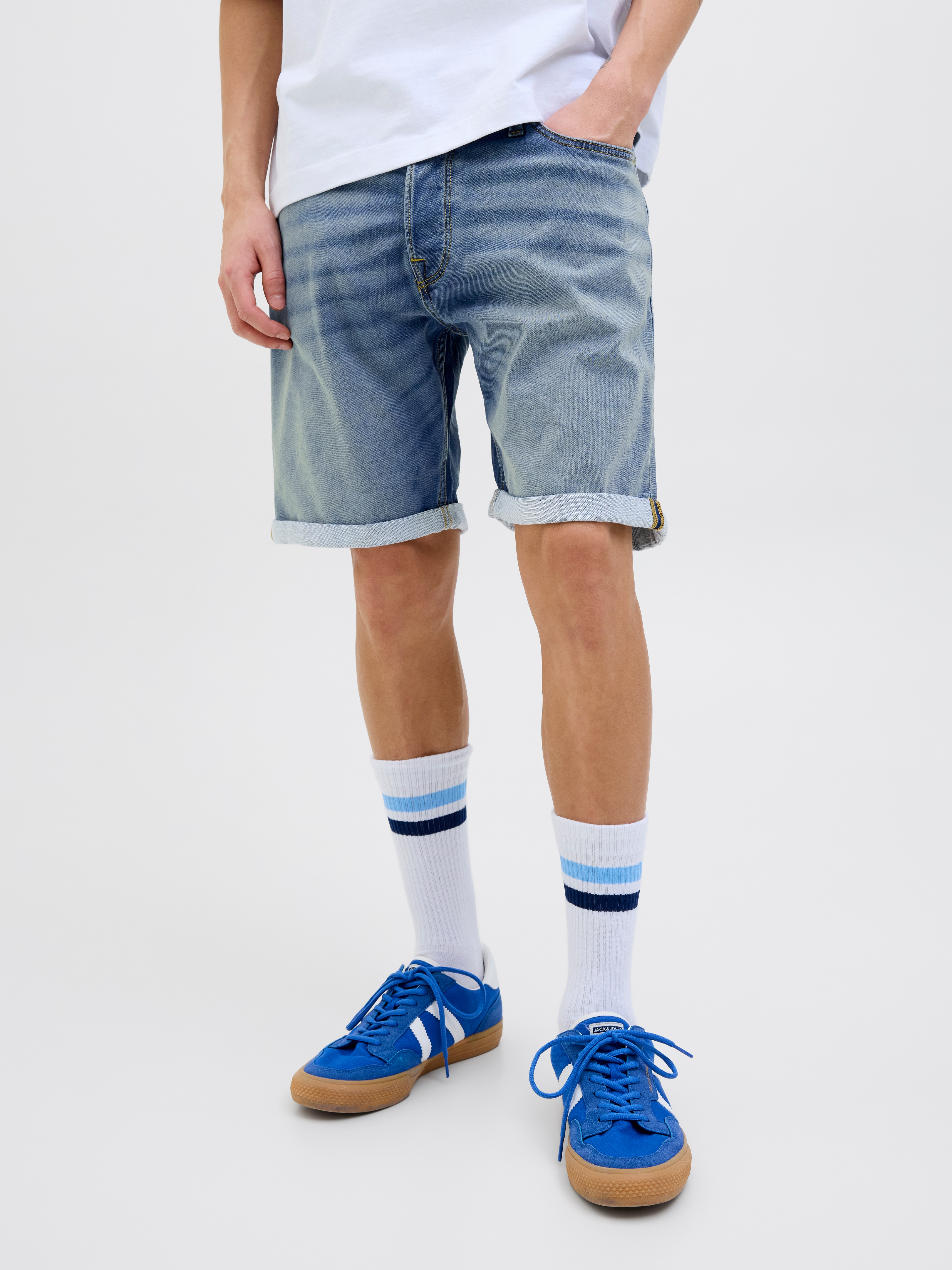 Shorts JACK & JONES "JJIRICK mit Aufschlag und Knopfverschluss für den Sommer", Herren, Gr. M, N-Gr, blau (blau denim), Web, Obermaterial: 48% Baumwolle, 26% Viskose, 25% Polyester, 1% Elasthan, unifarben, regular fit kniefrei, Hosen Shorts,...