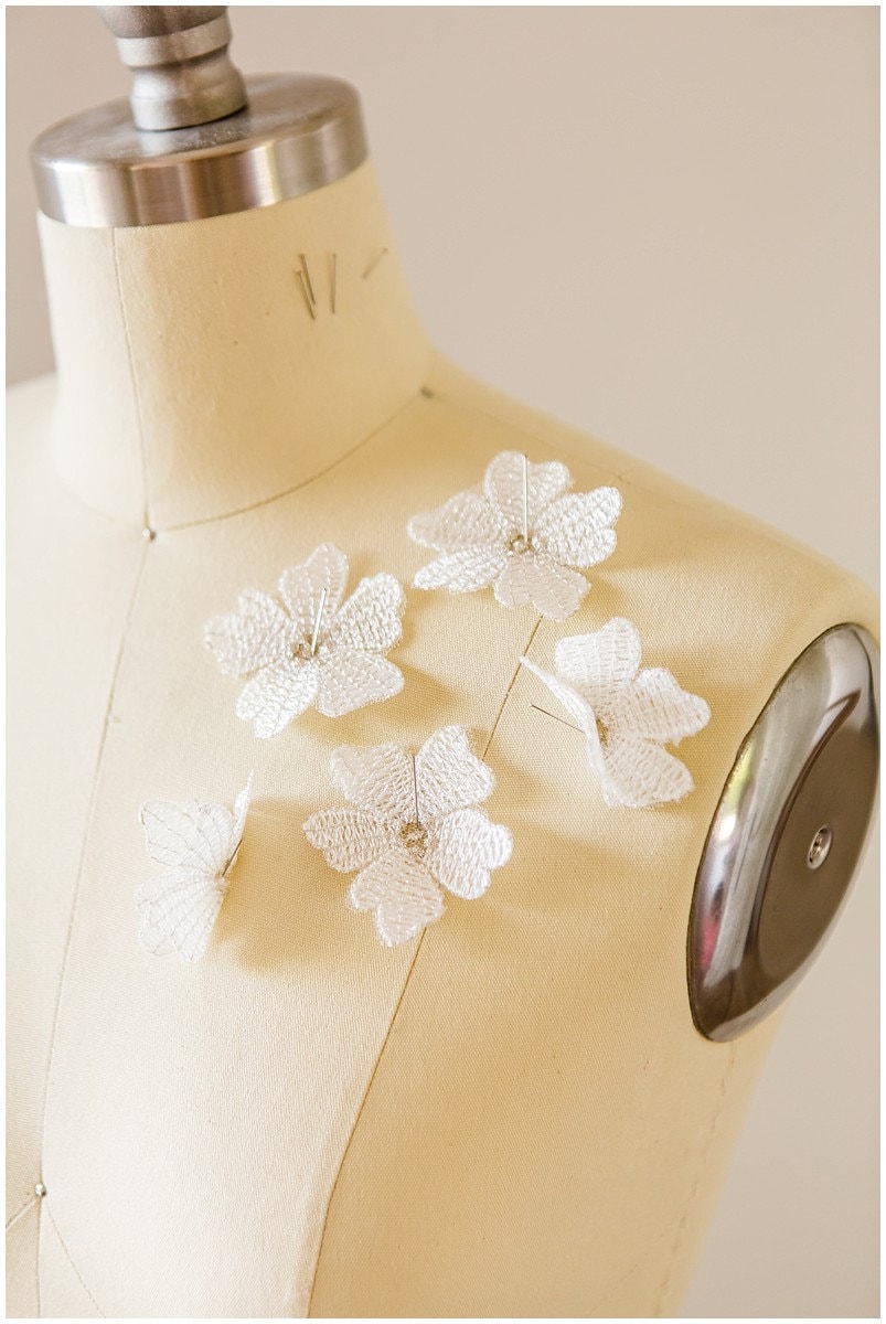 A17-103 / 10 pezzi. Toppa con fiore in pizzo, fiore 3D da cucire, applicazione in pizzo con fiore 3D, fiore in pizzo 3D, applicazione in pizzo per abi
