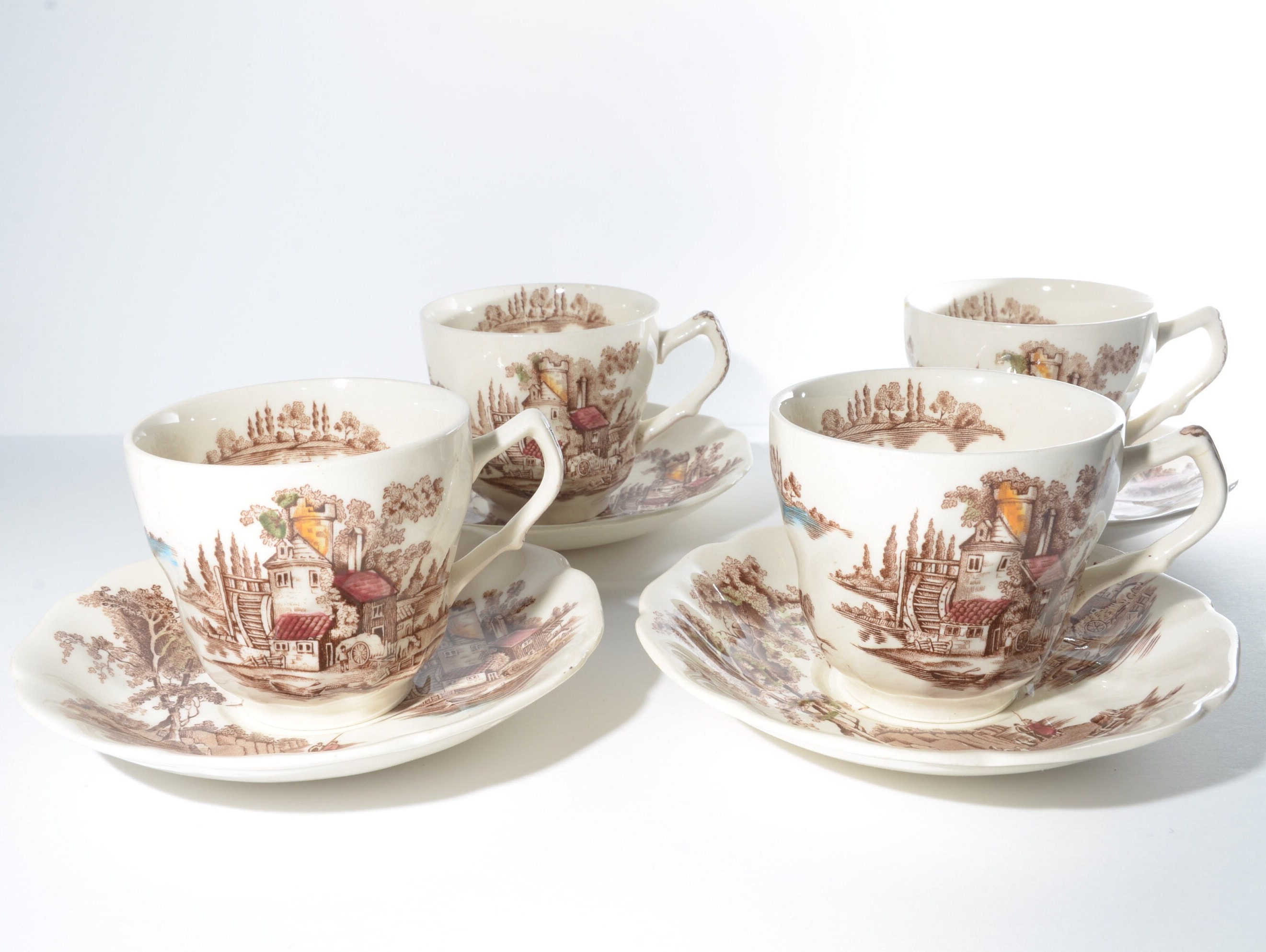 Set di 4 tazze da tè e piattini vintage Johnson Bros The Old Mill, Inghilterra, in ceramica marrone, blu e rossa. 2 tazze da tè Johnson Brothers prese