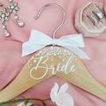 gruccia per abito da sposa, gruccia in legno per sposa con perle e fiocco, gruccia personalizzata con nome per abito da sposa, regalo per addio al nubilato, gruccia per cappotto sposa per addio al