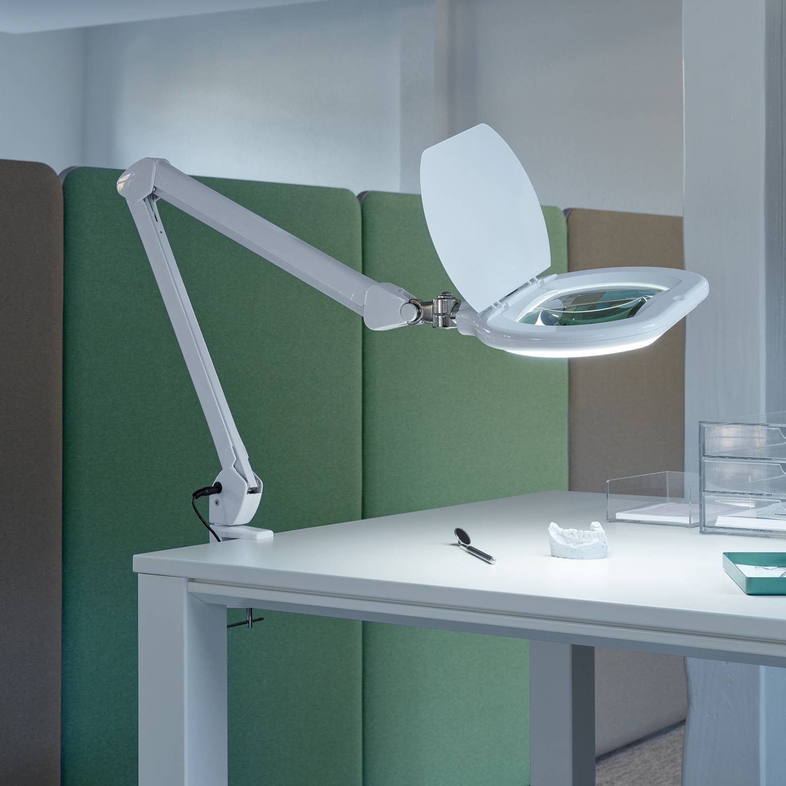 Maul LED-Lupenleuchte MAULcrystal, weiß, Klemme, dimmbar, weiß / opal, für Arbeitszimmer / Büro, Metall, Modern, Klemmleuchte