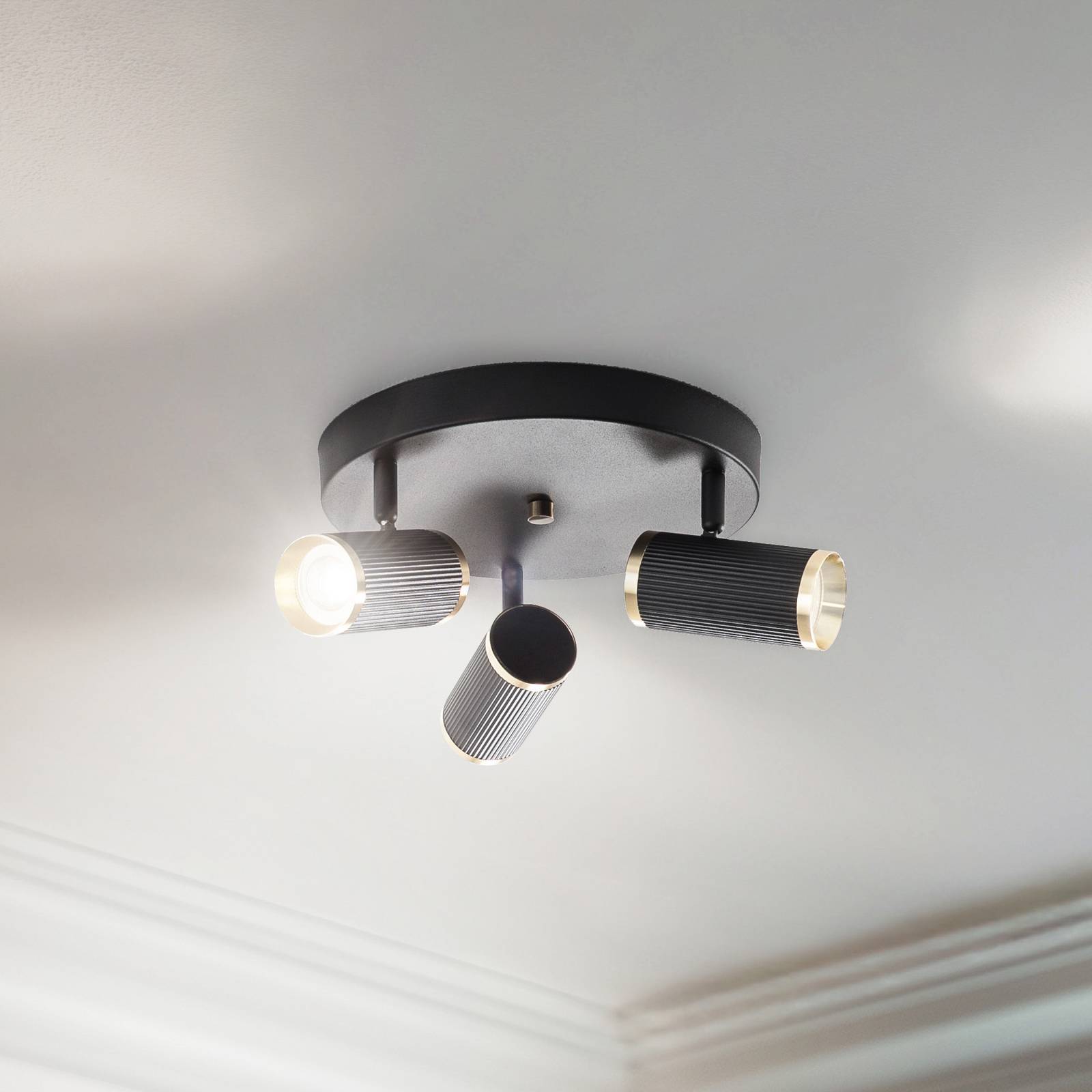 Deckenspot Lume, rund, 3-flammig, schwarz / messing, Eisen Lume Lucea, dimmbar, schwarz, für Wohn- / Esszimmer, Metall, Strahler