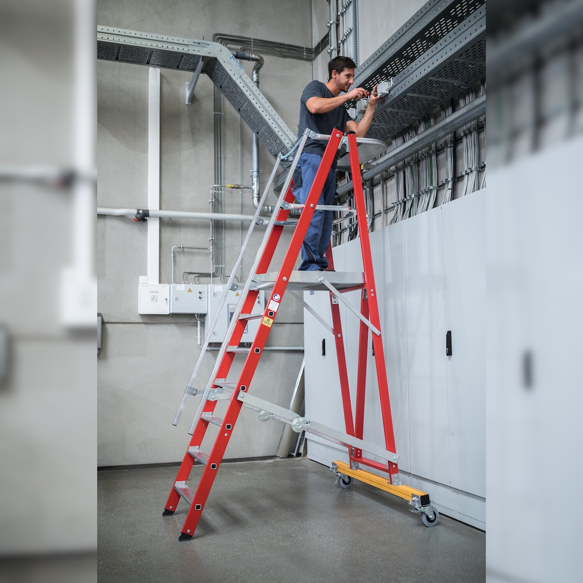 PROREGAL Plattformleiter klappbar und fahrbar | 5 Stufen | inkl. GFK-Handlauf | GFK/Aluminium | nivello Leiterschuhe Image