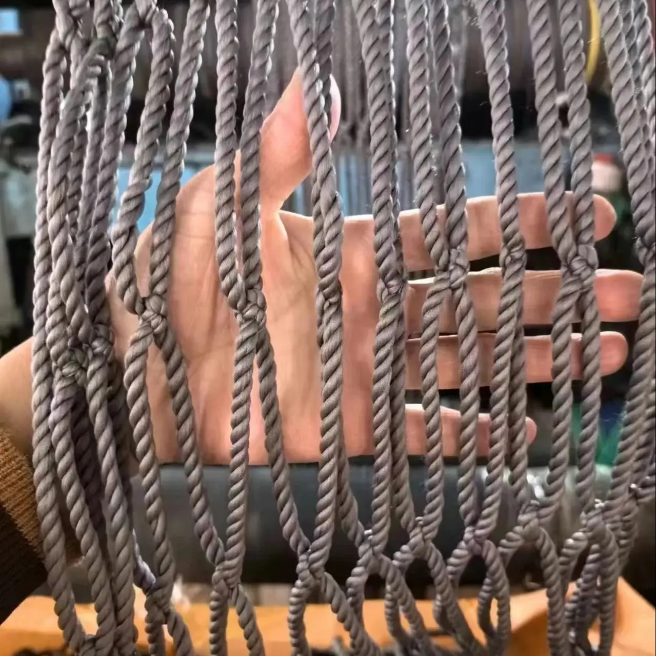 Graues Nylonseil Kinder-Sicherheitsnetz, Anti-Fall-Netz, Treppen, Balkon, Deck, Leitplanke, kindersicheres Netzgitter, Schutznetz, Stadionzaun Image