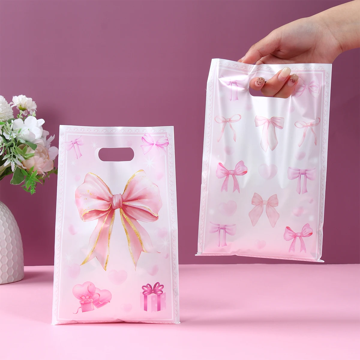 10/25/50 Stück rosa Schleife Kunststoff Geschenk Handtaschen süße Kokette Schleife Partybevorzugung Süßigkeiten Goodie Leckerli Taschen für Mädchen Geburtstagsfeier Image