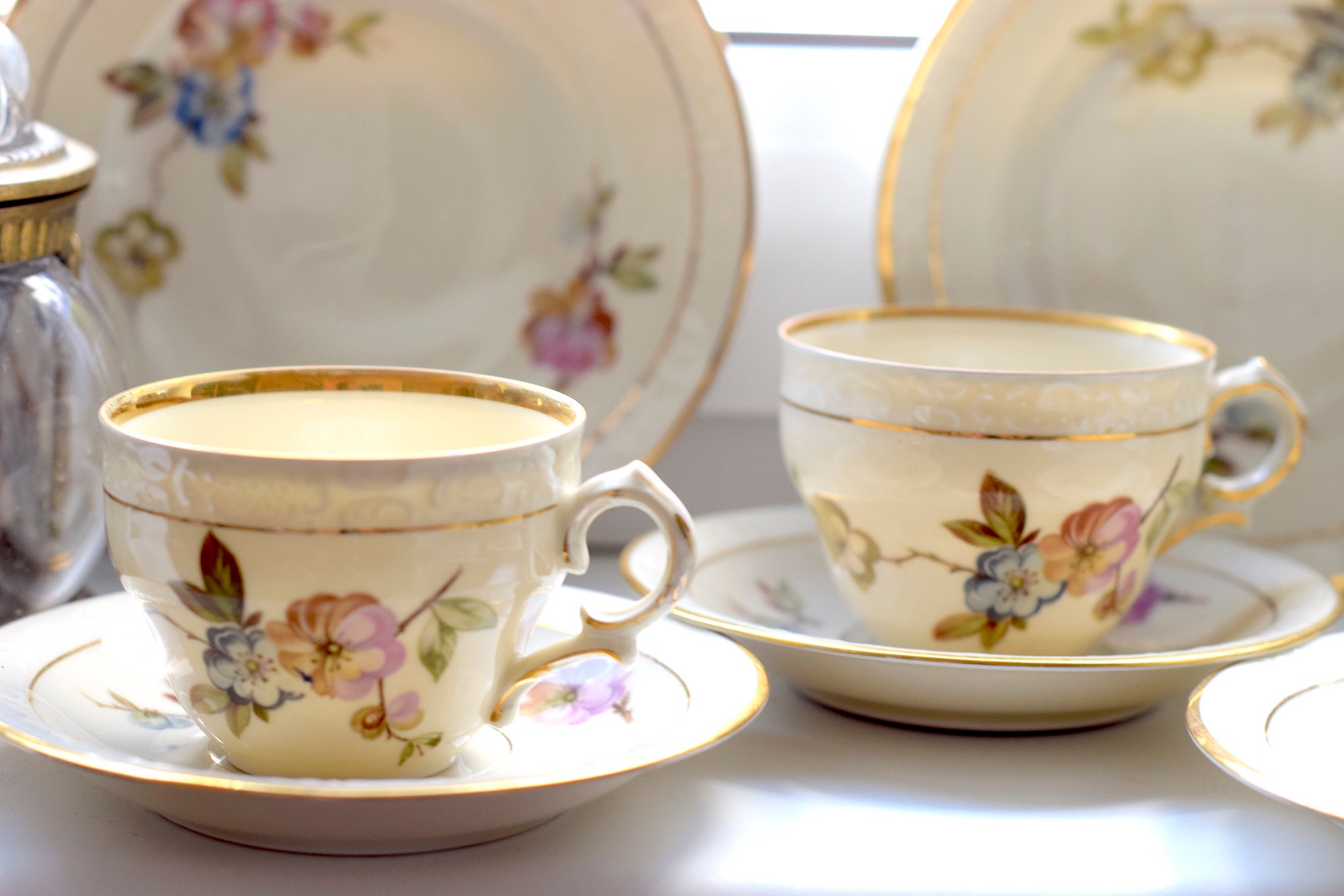 RARE Antikes 1910er Jahre Nordic Apple Blossom Gold Akzent Fine Bone China Kaffee- / Teetassen-Trio-Set. Royal Crown KPM Denmark.