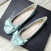 Bonbonfarben Ballerine Femmes Glänzende Lackleder-Schleifen-Flats mit quadratischer Zehenpartie, Slip-On-Designer-Schuhe in großen Größen, EU42-48, 29 cm, Blau, Rosa
