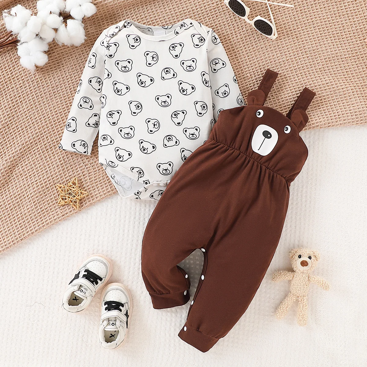 2-teiliges Set aus modischem und lässigem, langärmeligem, dreieckigem Overall und Schultergurt-Overall für Babys im Herbst Image