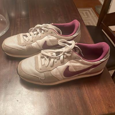 Nike Shoes | Women’s Nike Sports Shoes | Color: Gray | Size: 8