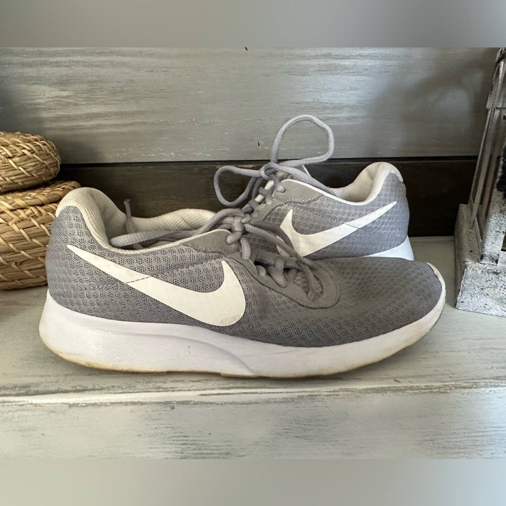 Nike Shoes | Women’s Nike Roshe Tennis Shoes | Color: Gray/White | Size: 9
