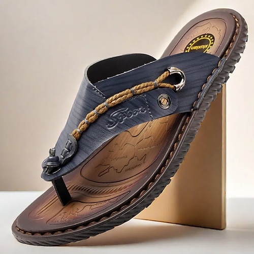 luxuriöse Herren-Flip-Flops aus braunem Kunstleder mit geprägtem Design und geflochtenem Riemen – hochwertiges Komfort-Schuhwerk für stilvolle Freizeitausflüge Image