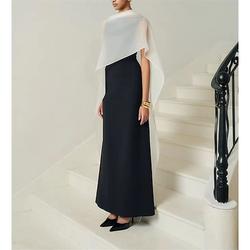 Elegantes Sheath-Säulen-Abendkleid in voller Länge Schwarzbindungs-Gala abnehmbarer Kapuzenrücken und Fransenrüsche ärmellos Rundhalsausschnitt Baumwollmischung Schal.