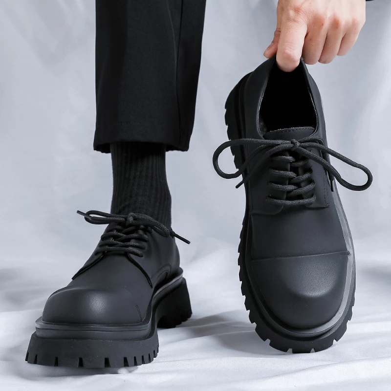 Neue Schuhe dicke Sohle Japan koreanische Streetwear lässige Lederschuhe für Mann Business Mode Vintage Hipster Hochzeit Leders chuh