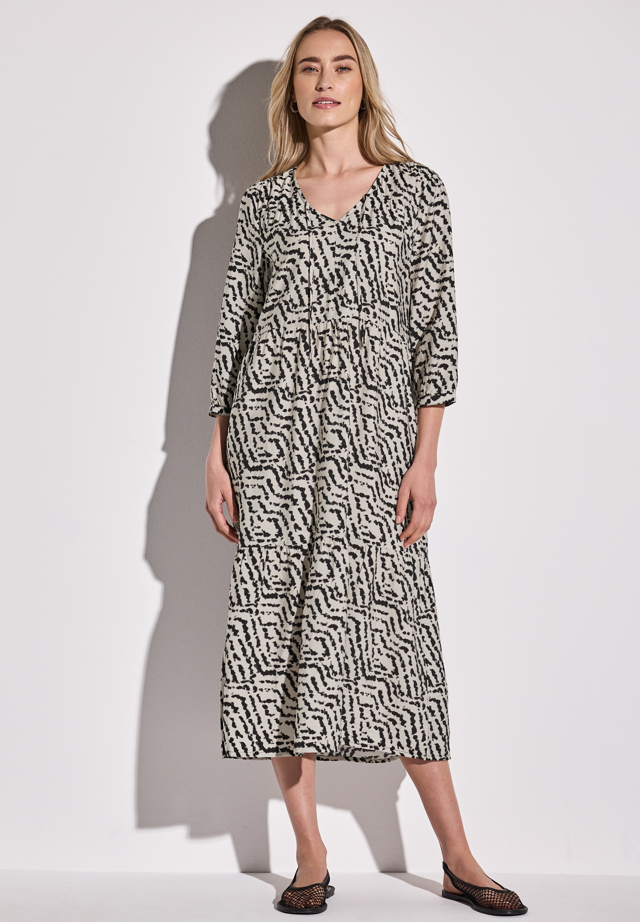 Midikleid STREET ONE, Damen, Gr. 40, EURO-Größen, beige (moonstone sand), Stoff, 88% Viskose, 12% Polyamid, bedruckt, gerade wadenlang, V-Ausschnitt, Bündchen, Kleider Midikleid, mit grafischem Muster