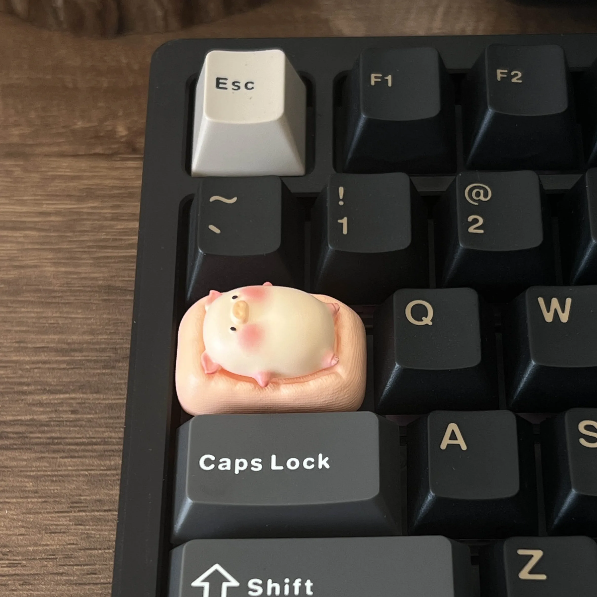 1 Stück Lay Flat Piggy Artisan Keycap 3D-Harz-Tastaturkappe Niedliches rosa Schwein 1,5U TAB Gaming-Tastenkappe für mechanische Tastatur Cherry MX Image