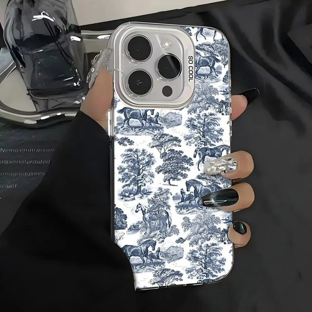 1pc Elegante Vintage Chic Blau Toile Pferd Telefon Fall IMD Farbe Silber Shell Für IPhone 16 15 14 13 12 11 Pro Max Plus Image