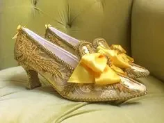 Kostüm Heels Schuhe Rokoko Barock Fantasy Pumps Brokat Gold Schleife Dekoration individuelle Hochzeitsschuhe handgefertigt auf Bestellung
