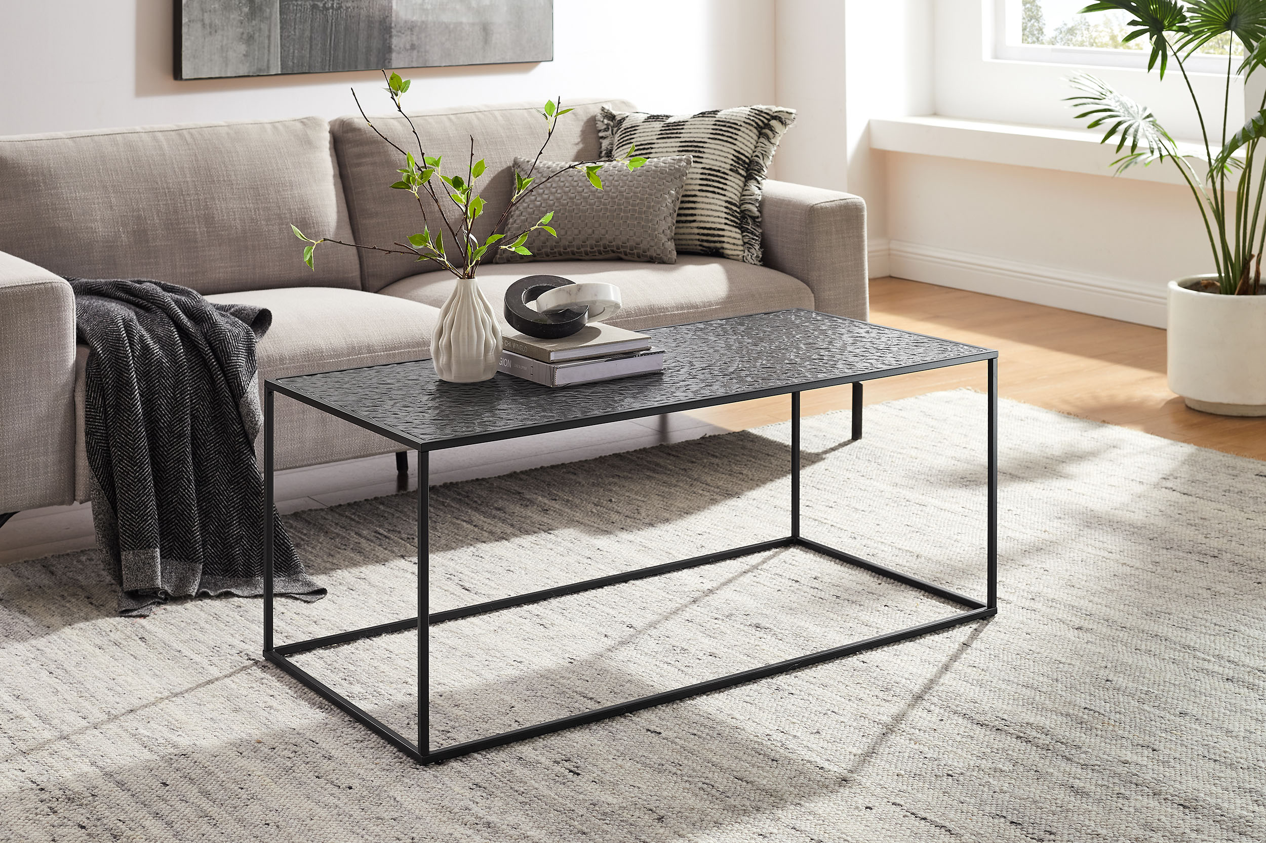 Couchtisch SALESFEVER "Wohnzimmertisch - Design trifft Funktionalität", schwarz, B:110cm H:45cm T:55cm, Metall, Glas, Tische, Couchtisch, Glasplatte mit Strukturoptik