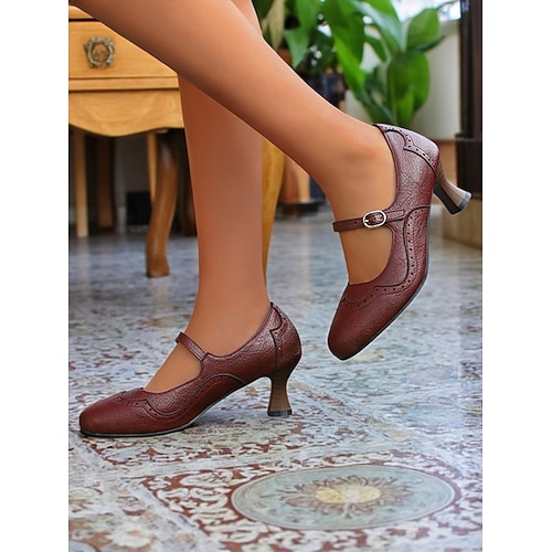 braune Mary Jane Kitten Heels für Damen mit Brogue-Details – elegante Schuhe im Vintage-Stil der 50er fürs Büro, Retro-Partys und den Alltag