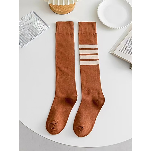 Kniehohe, asymmetrisch gestreifte Damensocken – sportliche, über die Wade reichende Baumwollsocken für Schuluniformen für Schüler, Abschlussfeiern, Cheerleading und den Alltag Image