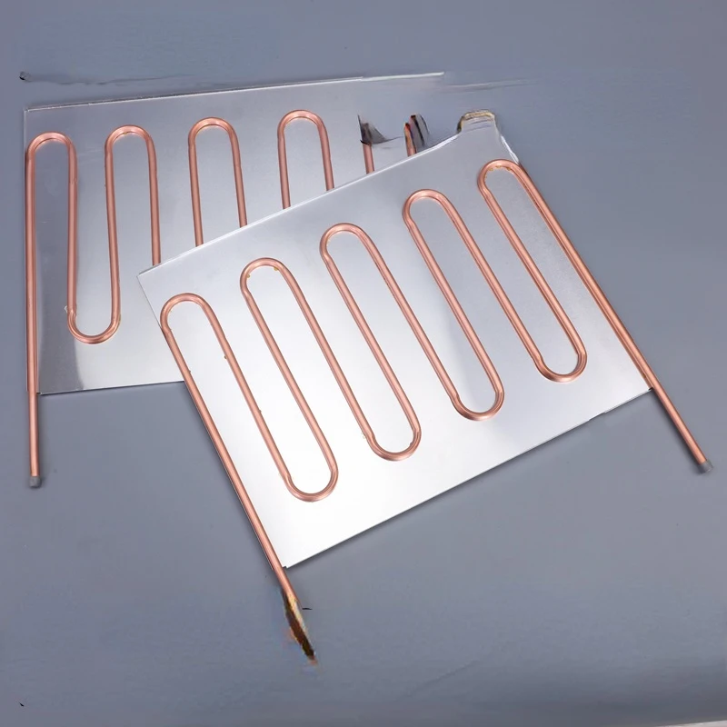 Kupferrohr-Kaltplatte für Kühlschrank. Schlangenförmiger Kühlschrank. Kaltplatte aus Aluminium Image