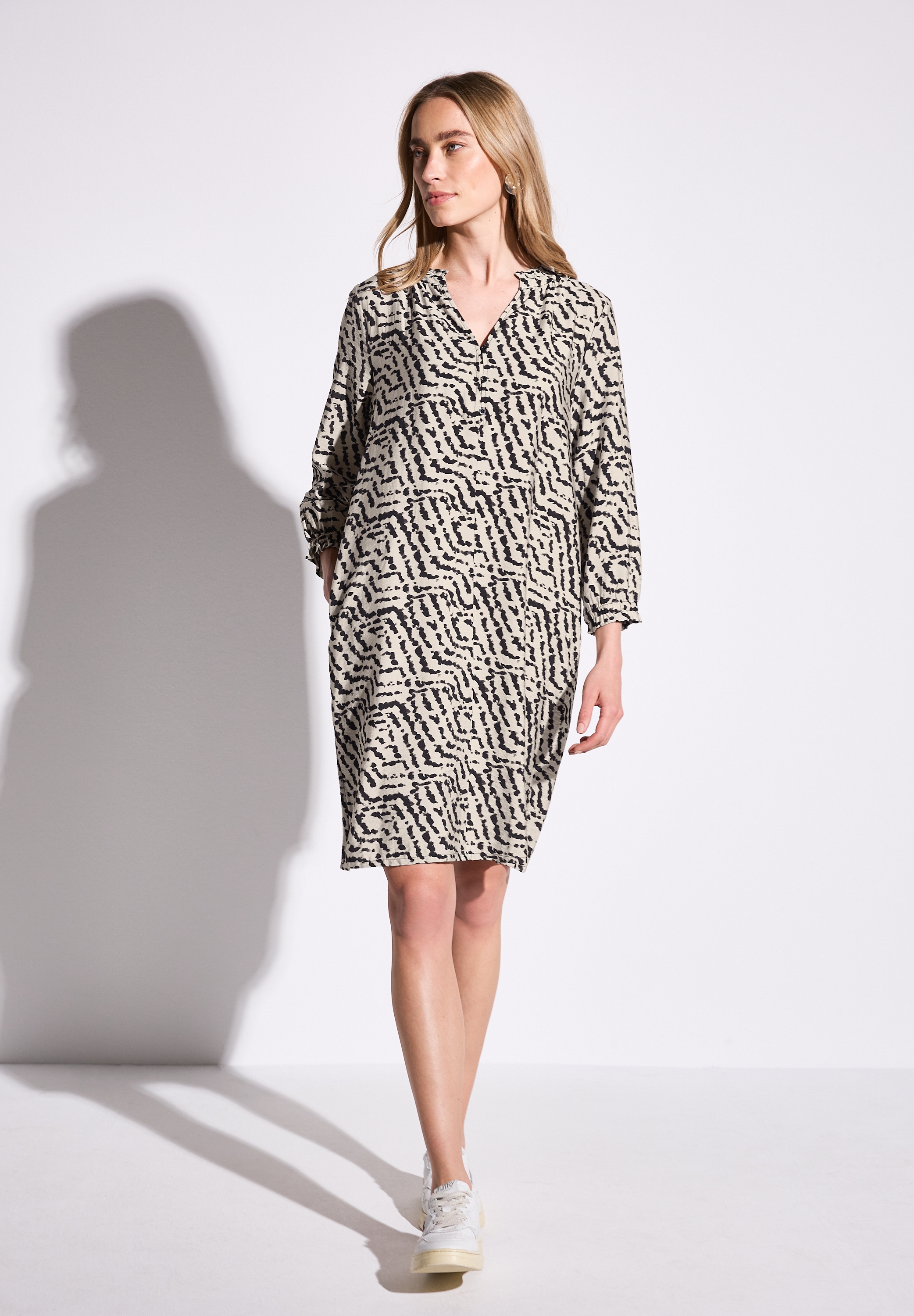 Blusenkleid STREET ONE, Damen, Gr. 46, EURO-Größen, beige (moonstone sand), Stoff, 88% Viskose, 12% Polyamid, gemustert, comfort fit knielang, Rundhals, Bündchen, Kleider Blusenkleid, knielang