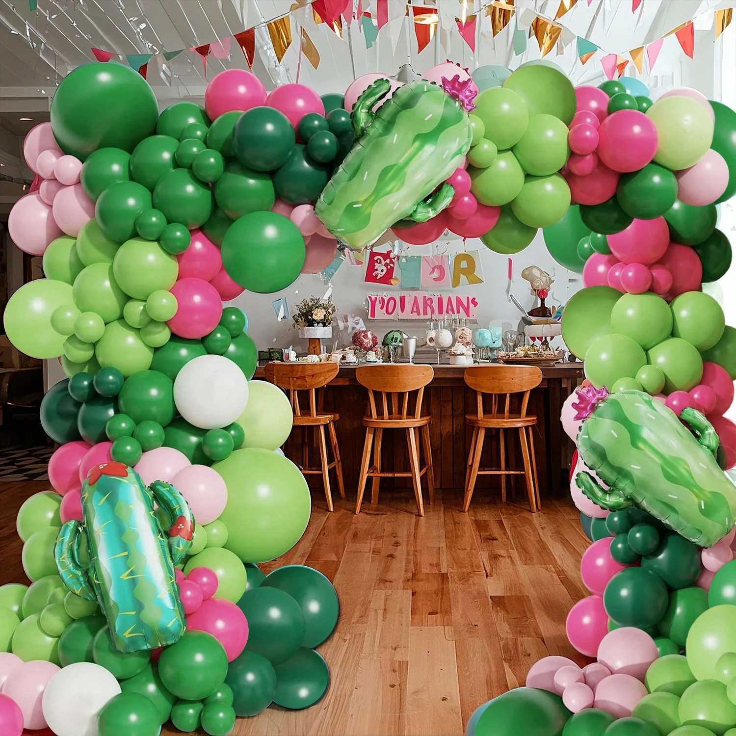 Grünes Ballonbogen-Set für Sommer-Poolpartys mit zwei verschiedenen Kaktus-Aluminiumballons für Hawaii-Strandpartys Image