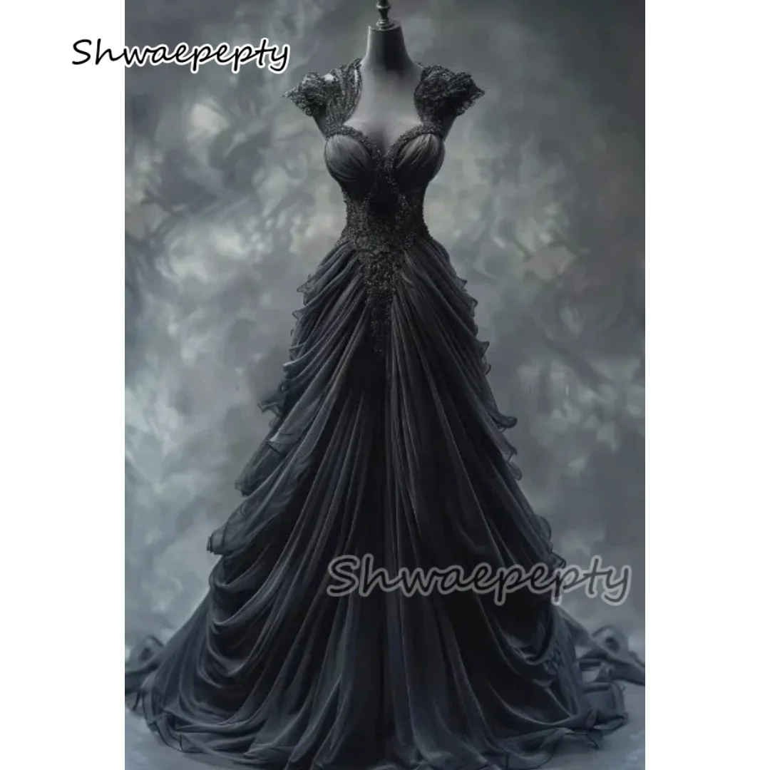 Gerafftes schwarzes Gothic-Hochzeitskleid mit Flügelärmeln, Spitzenapplikationen, Perlen, A-Linie, langes Vintage-viktorianisches Brautkleid, individuell gestaltet