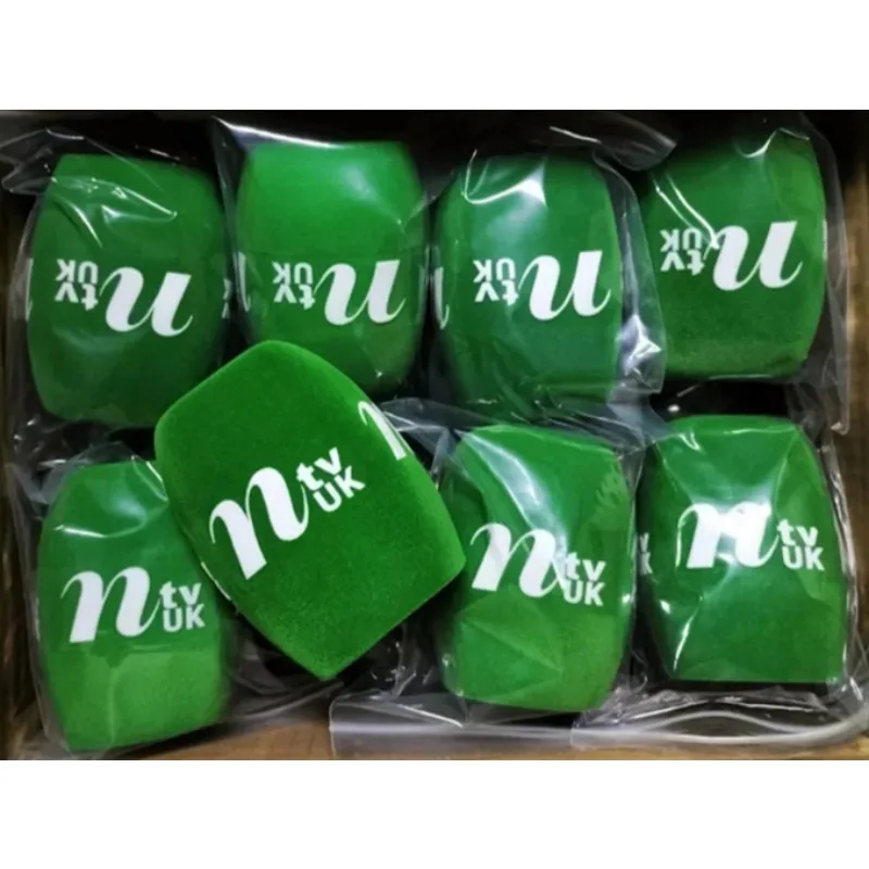 Individuell mit Logo bedrucktes quadratisches Schaumstoff-Beflockungsmikrofon. Windschutzscheibenmikrofon aus Schwamm-Dreiecksschaum. Winddichter Schwamm. TV-Stationen-Interview Image