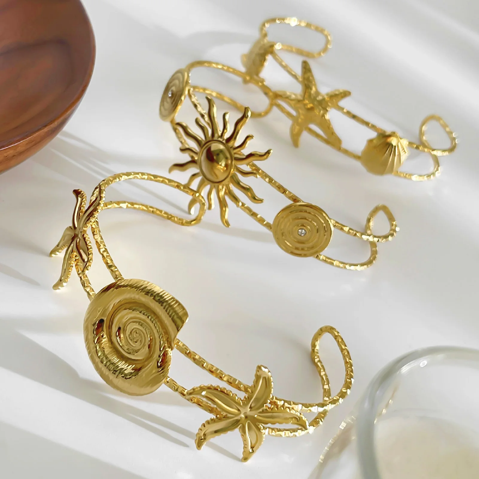 Ghidbk Punk-Stil Edelstahl Marine Element Series Schmuck Trendiges vergoldetes Muschel-Seestern-Doppelschicht-offenes Armband.