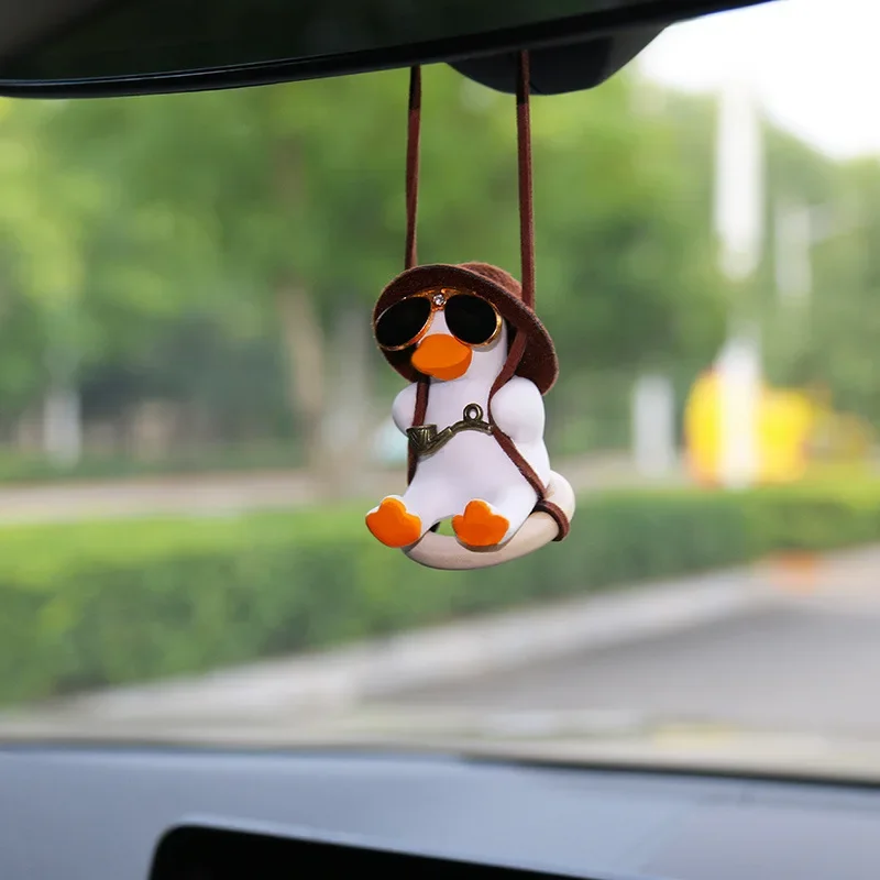 Neue Nette Anime Auto Zubehör Schaukel Ente Anhänger Auto Rückspiegel Ornamente Geburtstag Geschenk Paar Zubehör Auto Duft Image
