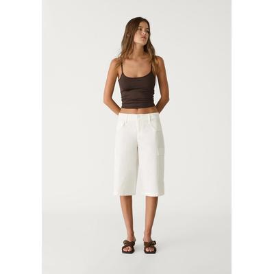 Stradivarius Cargo Bermudas with pockets Ecru 16