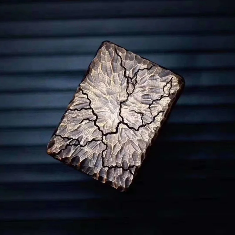 ZHENG – Handgefertigtes Kraftstofffeuerzeug aus Messing, handgeschnitzter Krater, Rissschnitzerei, exquisiter Handwerker, Herrenkollektionsgeschenk Image