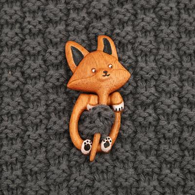 TEMU Handcrafted Wooden Fox Brooch Pin - Bohemian Style Checkered Scarf Design, Whimsical Animal Accessory For Knit Sweaters, Valentine's Day Gift For Women, , Scarf Holder, Natural Wood Texture Image