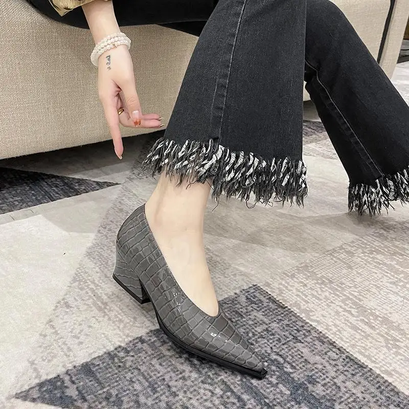 2025 sommer Neue Hang Ferse Spitz V Mund frauen Einzelnen Schuhe Schwarz 4 cm frauen Mittleren Absatz retro Oma Schuhe